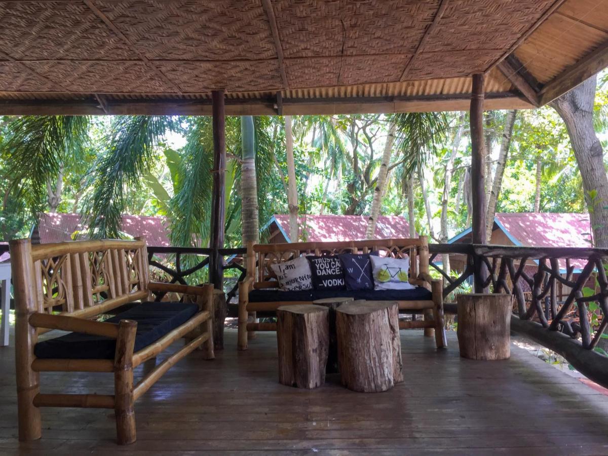 Beach House Resort And Dive Center Mambajao Esterno foto